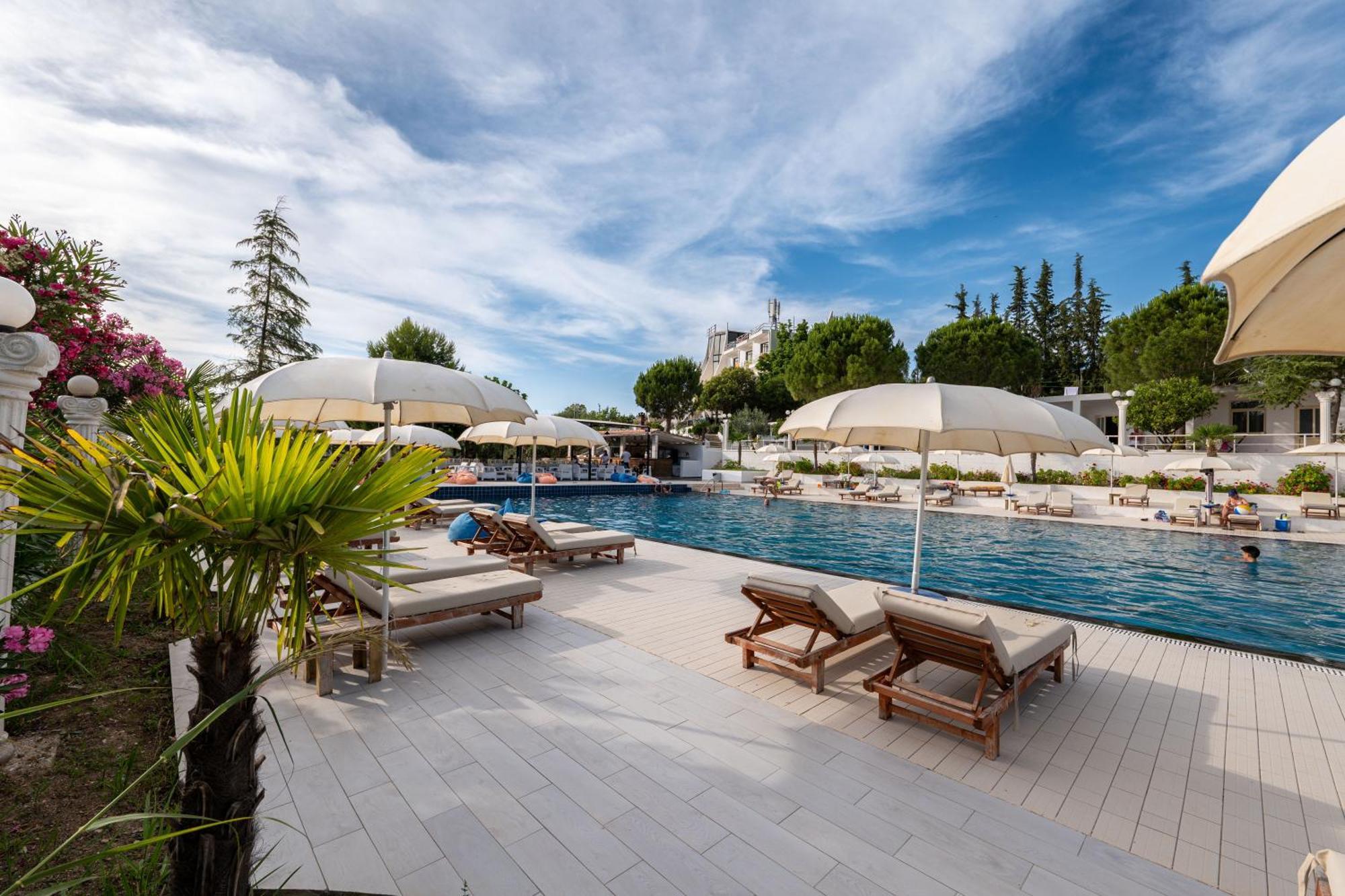 Edva Resort Radhimë エクステリア 写真